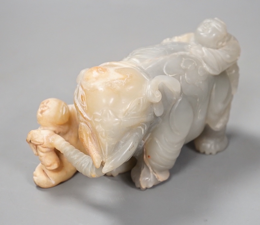 A Chinese jade elephant group 15cm